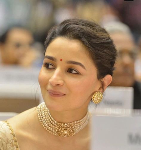 ā (@safeenafirdausi) / X Bollywood Celebrity Jewellery, Celebrity Jewelry Indian, Alia Bhatt Hairstyles Wedding, Alia Bhatt Jewellery, Alia Hairstyles, Pearl Necklace With Saree, Pearl Blouse Designs, Indian Party Hairstyles, Alia Bhatt Hairstyles