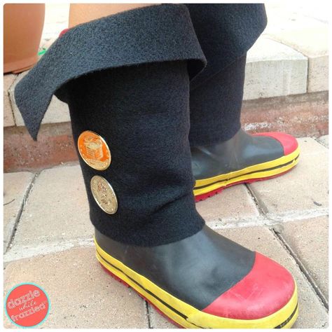 Arrr! Use felt fabric for super easy 10-minute pirate boot covers. ⚓️ #diyhalloweencostumes #halloweenparty #piratecostume #halloweenisforkids #arizonacraftmom #dazzlewhilefrazzled Diy Pirate Boots Covers, Pirate Boot Covers Diy, Pirate Costume Couple, Diy Pirate Costume, Boots Pirate, Diy Pirate Costume For Kids, Easy Kids Costumes, Homemade Pirate Costumes, Denim Painting