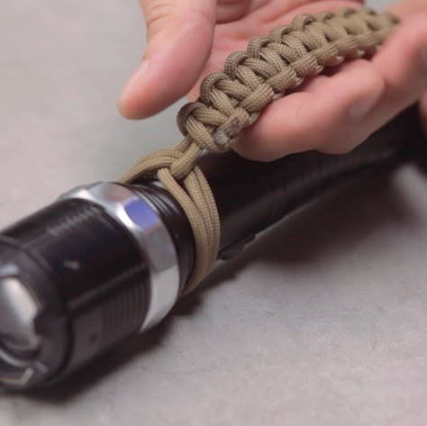 There are tons of great uses for paracord! In this tutorial, you will learn how to make a paracord strap that is strong and durable. Paracord Strap, Paracord Belt, Paracord Knife, Paracord Bracelet Patterns, Paracord Diy, Paracord Tutorial, Paracord Knots, Average Joe, Paracord Survival