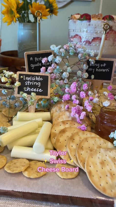 Taylor Swift Superbowl Snacks, Taylor Swift Themed Picnic, Taylor Swift Super Bowl Snacks, Taylor Super Bowl Party, Superbowl Taylors Version, Taylor Swift Cheese Board, Taylor Super Bowl, Taylor Swift Super Bowl Food, Taylor Swift Themed Appetizers