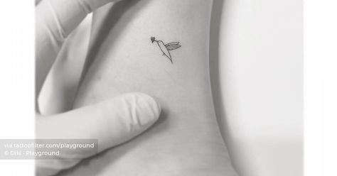 Small Hummingbird Tattoo Simple, Tiny Hummingbird Tattoo, Fine Line Hummingbird Tattoo, Line Animals, Minimalist Line Art, Small Wrist Tattoos, Hummingbird Tattoo, Wrist Tattoo, Single Line