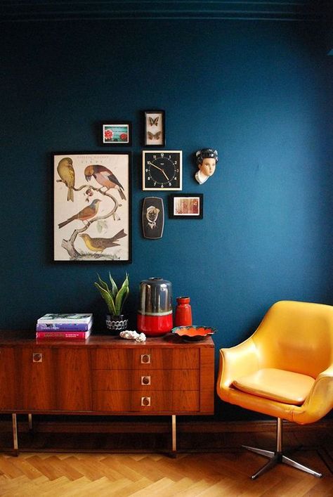 Dark blue walls in a mid-century modern living room. This would be a gorgeous accent wall in my living room. I adore the colour. Gives me the bold look I am aiming for without having to try charcoal grey colourwashing on the wall. Ideas Decoracion Salon, Dark Blue Walls, 70s Home, Yellow Chair, 70s Home Decor, Blue Living Room, Blue Rooms, Design Del Prodotto, Blue Interior