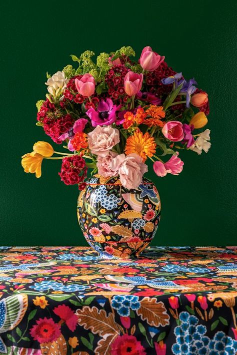 Brighten up your home with our wide range of round, colourful vases featuring a black background and vivid colours for a unique contrast. Colourful Vases, Florist Studio, Unique Flower Arrangements, Colored Vases, Cerámica Ideas, Flowery Wallpaper, Flower Vase Arrangements, Round Flower, Black Vase