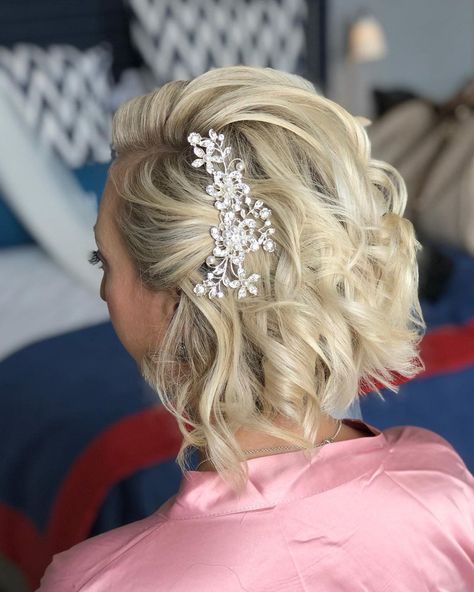 Wedding Hairstyles For Long Bob, Side Hairstyles Wedding Short Hair, A Line Bob Wedding Hair, Short Hair For Brides Ideas, Short Hair Design For Wedding, Wedding Short Bob Hairstyles, Bob Hairstyles For A Wedding, Short Hair One Side Pinned Back Bob Hairstyles, One Side Pulled Back Wedding Hair Short