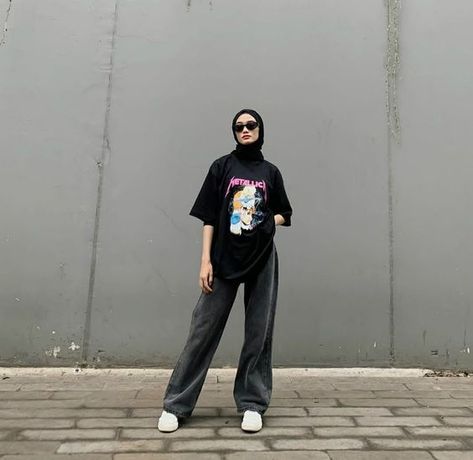 T-shirt Styling Inspiration, Oversized Tshirt Hijab Outfit, Hijab Tshirt Outfits, Ootd Tshirt Hijab, Ootd Oversized Hijab, Black Oversized Tshirt Outfit, Outfit Ideas Oversized, Fashion Hijab Style, Oversized Tee Outfit