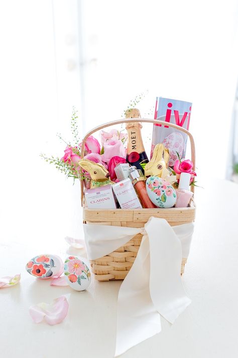 Pretty Easter Baskets, Homemade Easter Baskets, Adult Easter Baskets, Creative Easter Baskets, Adult Easter, Easter Basket Ideas, Bathroom Gifts, Diy Gift Baskets, Easter Basket Diy