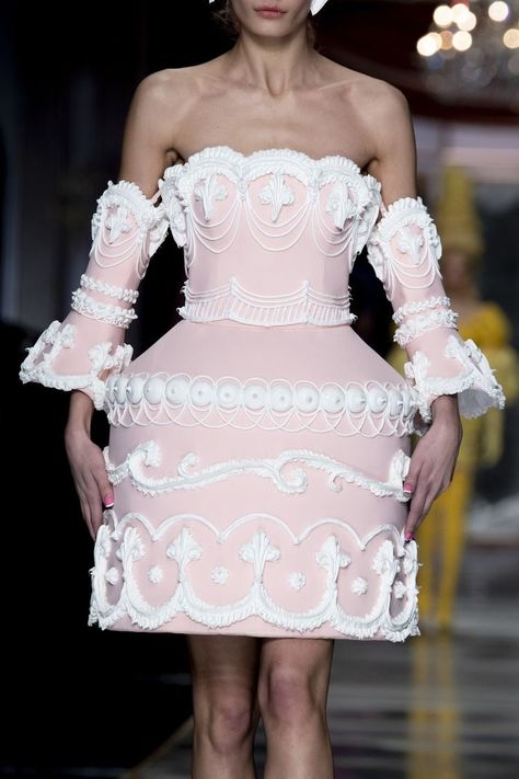 Moschino 2020, Cake Costume, Rococo Fashion, Dress Cake, Milan Fashion, Outfits Casuales, Costume Design, Milan Fashion Week, Couture Fashion