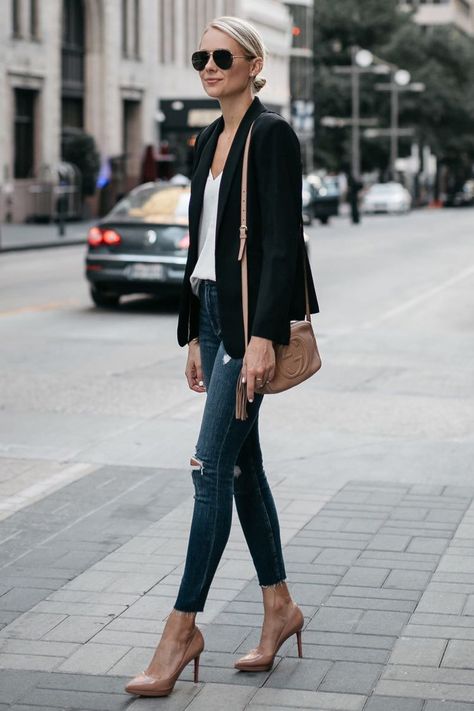 A CHIC BLACK BLAZER OUTFIT Cute Blazer Outfits, Red Blazer Outfit, White Blazer Outfits, Clothes Combination, White Blazer Women, Blazer And Jeans, Black Blazer Outfit, Jeans Blazer, Classy Outfits For Women