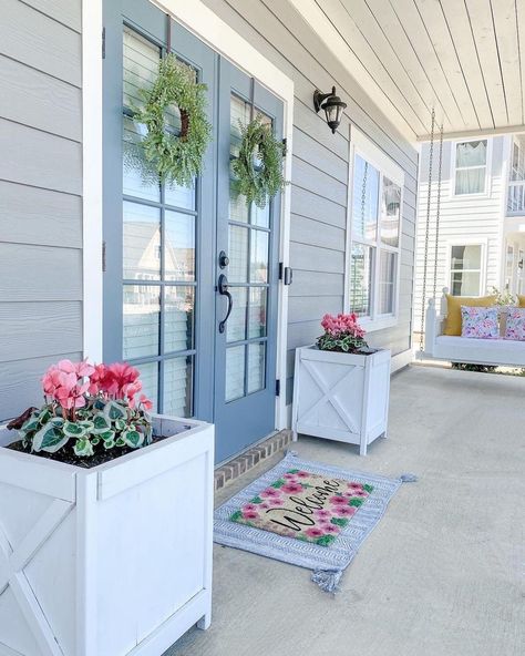 Spring Porch Decor, Porch Ceiling, Farmhouse Porch, Casa Exterior, Front Porch Decorating, Porch Design, Door Color, Back Porch, Decoration Design