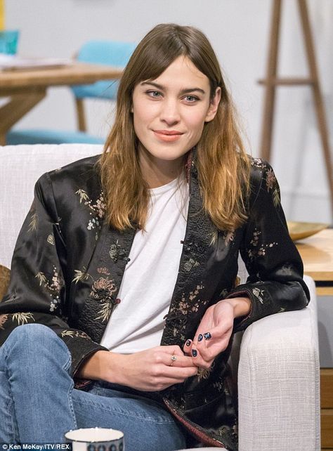 Laid-back look: Alexa Chung opted for a black kimono jacket and casual jeans for her visit... Alexa Chung Makeup, Chinese Jacket, Saturday Outfit, Alexa Chung Style, Style Muse, Jacket Outfit, Alexa Chung, Style Crush, Celebrity Look