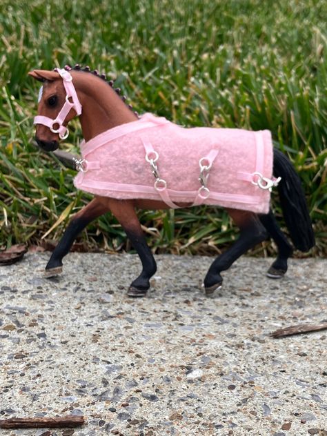 Perfect for a Schleich Horse Lover!  Made to fit most average adult size Schleich horses This listing comes with the blanket and halter. This product is made for play. The horse is not included. Easy attachments! Schleich Horses Diy, Diy Schleich Horse Stuff, Horse Farm Layout, Schleich Diy, Diy Halter, Horse Tack Rooms, Unusual Horse, Schleich Horses, Barbie Horse