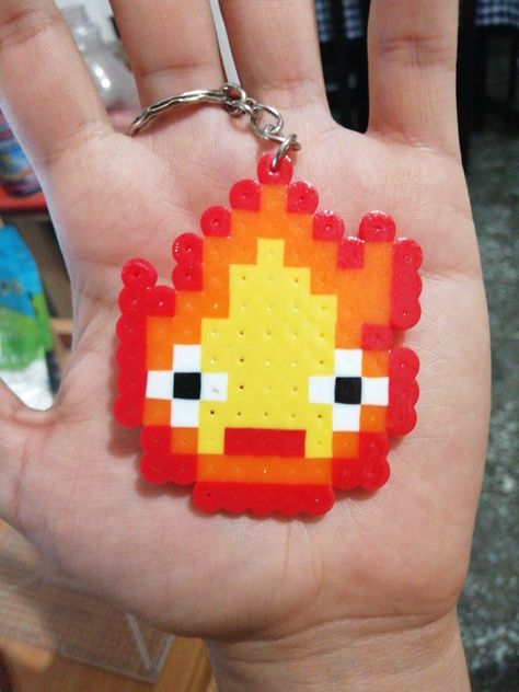 Hama Beads, llavero de Calcifer de la película El Castillo Ambulante. Calcifer Fuse Beads, Hana Beads Ideas, Calcifer Perler Beads, Calcifer Perler, Cute Pearler Bead Designs, Perler Beads Ideas Pattern, Hama Beads Easy, Calcifer Pixel Art, Cute Hama Beads