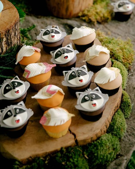 Candy Saturday, and this dessert display was one for the books. Who said that all confectionery bars should be rectangular tables strewn with blooms. This all natural Native American forest installation was just the right fit for Agapi's Pocahontas themed birthday celebration, and let us say that everything you see here was nothing short of delicious! Pupper gave it paws up! 
Photographer @sabrinaphotoagency 
Planning, styling & design @deplanv 
ner Pocahontas Wedding Theme, Pocahontas Birthday Party Ideas, Pocahontas Wedding, Disney Party Foods, Forest Installation, Pocahontas Birthday Party, Pocahontas Birthday, Life In Greece, American Party