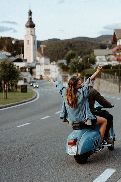 Scooter Couple, Vespa Photoshoot, Vespa Wedding, Foto Vespa, Couple Travel Photos, Bike Couple, Pre Wedding Videos, Vespa Girl, Bike Photoshoot