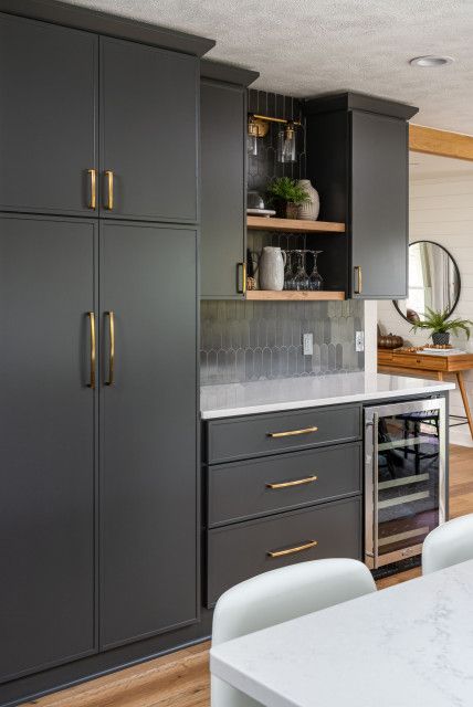 Dark Grey And Gold Kitchen, Black And Gold Kitchen Cabinets, Gray And Gold Kitchen, Grey And Gold Kitchen, Plain Kitchen Cabinets, Kitchen Cabinets Black And White, Mickey House, Grey Kitchen Designs, Bronze Kitchen