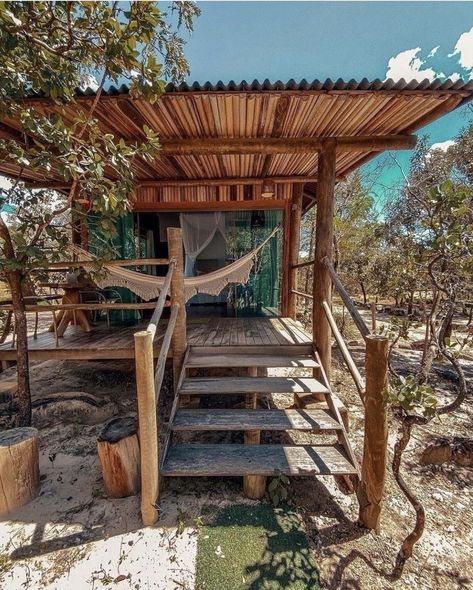 Mountain Tree House, Off Grid Desert Living, Small Bamboo House, Bamboo House Design, Eco Buildings, Hippie Homes, Bamboo House, Bohemian Lifestyle, Tropical House