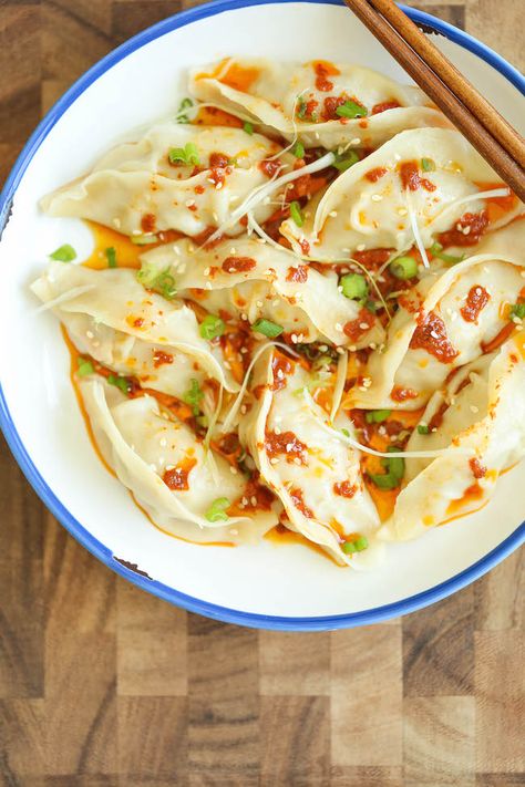 Chili Oil Sauce, Chicken Potstickers, Chicken Hoisin Sauce, Koreansk Mad, Turkey And Dumplings, Dumpling Recipes, Easy Dumplings, Hot Chili Oil, Traditional Chinese Food