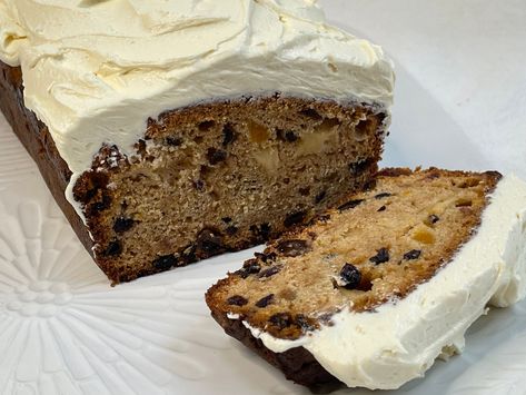 This simple Christmas loaf uses fruit soaked in Baileys and is topped with a thick Baileys icing. Baileys Icing, Fruit Loaf Recipe, Christmas Loaf, Cakes Slices, Date And Walnut Loaf, Cafe Cakes, Boiled Fruit Cake, Fruit Loaf, Chocolate Tea Cake