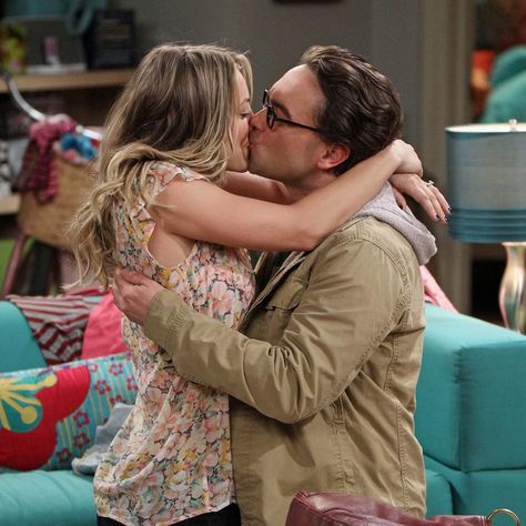 1,147 Me gusta, 6 comentarios - Kaley 🐶🐴🦄 (@kaleycuoco_love) en Instagram: "I just watched the Lenny proposal again...it's so adorable! #monkeyhair #thebigbangtheory (Once…" Leonard And Penny, Big Bang Theory Penny, Big Ban, The Big Band Theory, Chuck Lorre, The Bigbang Theory, Johnny Galecki, Big Bang Top, Fall Tv