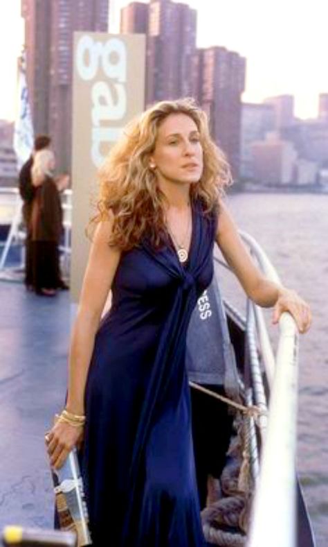 Carrie's dark navy blue dress cowl neckline was a perfect choice for the chic cruise party on the Hudson River where she runs into Big. I loved the large coin medallion necklace she wore. Miranda Hobbes, Sara Jessica Parker, Carrie Bradshaw Outfits, Carrie Bradshaw Style, Mode Pop, Outfits 90s, Paris Mode, Sarah Jessica, And Just Like That