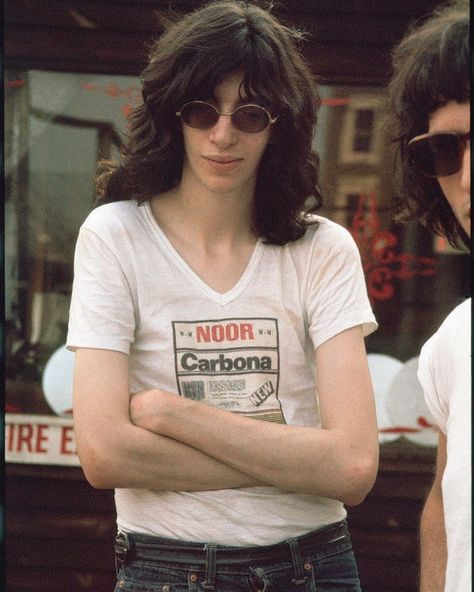 Nostalgia Rock on Instagram: "Joey Ramone in the 70s. He was an American musician, singer, composer, and lead vocalist of the punk rock band the Ramones. (1951 -…" Joey London, Spin Magazine, 70s Punk, Joey Ramone, Iggy Pop, Musica Rock, Punk Rock Bands, Eddie Vedder, Punk Rocker