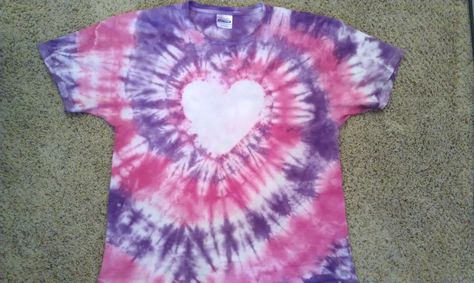 Valentine's day Heart tye dye shirt. I make these... see more designs on facebook @ Groovy Tye Dyes Heart Tye Dye, Tiy Diy, Pink And Purple Tie Dye, Heart Tie Dye, Tye Dye Shirt, Tye Dye Patterns, Paint Crafts, Tie Dye Heart, Heart Tshirt