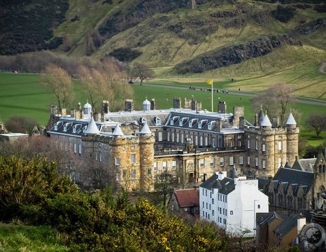 Holyrood Palace, Edinburgh, Scotland The official Scottish Residence of the Queen. Kings And Queens Of England, Queens Of England, Holyrood Palace, Trip To Scotland, Itinerary Ideas, Scotland Forever, Seven Hills, Scotland Castles, Royal Residence