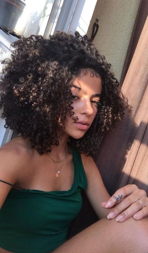 Curly Hair Cuts 3c, Short 4a Hair, Afro Latina Aesthetic, Curly Natural Curls, Layered Curly Haircuts, Black Hair Green Eyes, 1940s Hairstyles, Short Curly Haircuts, Beautiful Curly Hair