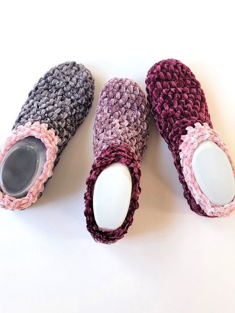 This free crochet slipper pattern is beginner friendly. It is soft squishy and a perfect house shoe for women. Velvet Yarn Crochet Slippers, House Shoes Pattern, Chunky Wool Crochet, Crochet Footwear, Easy Crochet Socks, Velvet Crochet, Clothing Crochet, Easy Crochet Slippers, Knit Slippers Free Pattern