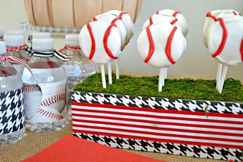 Cute baseball treats Baseball Gender Reveal Party, Cookie Pops Recipe, Baseball Treats, Baseball Gender Reveal, Oreo Cake Pops, Oreo Cookie Pops, Gender Reveal Party Ideas, Reveal Party Ideas, Easy Halloween Snacks