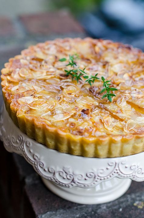 This delicous French Pear and Almond Cream Tart is a show stopper, it looks and tastes amazing. Make this yourself with this easy recipe. Pear Tart Recipe, Pear And Almond Tart, Pear Pie, Pear Dessert, Pear Tart, Cream Tart, Tart Dessert, Pear Recipes, Almond Cream