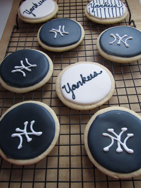 Yankees Cookies Decorated, New York Yankees Party Ideas, Yankees Theme Birthday Party, Yankees Birthday Party, Magnolia Cupcakes, Home Made Cupcakes, New York Yankees Ornaments, Baseball Cookies, Moist Cupcakes