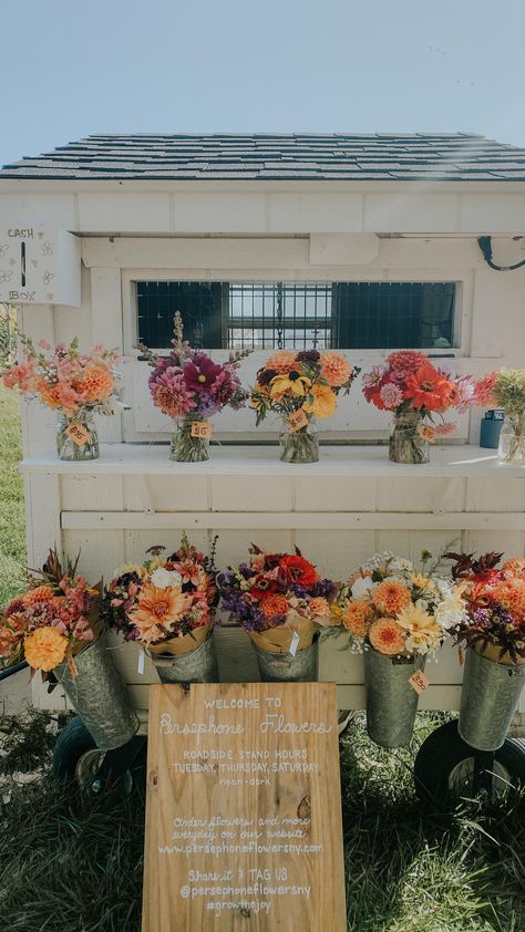 Growing flowers in the North Country (@persephoneflowersny) • Instagram photos and videos Cut Flower Stand, Diy Flower Stand, Roadside Flower Stand, Farmers Market Flowers, Bouquet Party, Summer Flower Arrangements, Flower Boquet, Cut Flower Farm, Flower Truck