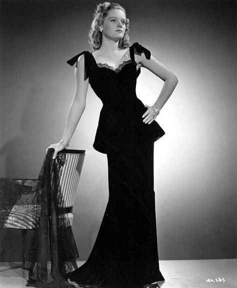 Movie Star Dress, Alexis Smith, Hollaback Girl, Old Hollywood Fashion, Vintage Movie Stars, Hollywood Dress, Formal Evening Wear, Classic Movie Stars, Classic Actresses