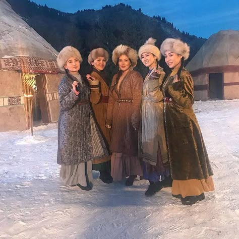 Kazakhstan Clothes, Nomad Fashion, Muslim Women Fashion, National Dress, Folk Dresses, People Of The World, Folk Costume, Central Asia, Fantasy Clothing