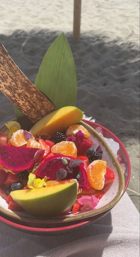 Tropical Fruit Salad Aesthetic, Tropicalcore Aesthetic, Food Esthetics, Brazil Food, Tropical Fruit Salad, Tropical Food, Sweet Dishes Recipes, Island Food, Healthy Food Motivation