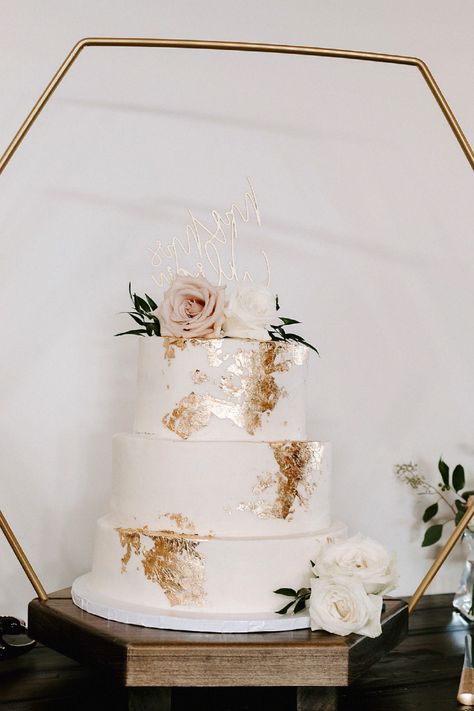 That understated cake looks ideal for your reception. Speaking as a wedding planner, this adds elegance to a modern wedding. Keep this inspiration to your simple wedding ideas. Cake White And Gold, Golden Wedding Anniversary Cake, Simple Wedding Ideas, Wedding Cake White, Engagement Party Cake, Champagne Wedding Colors, Cake Design Ideas, Congrats On Your Engagement, Bridal Cake