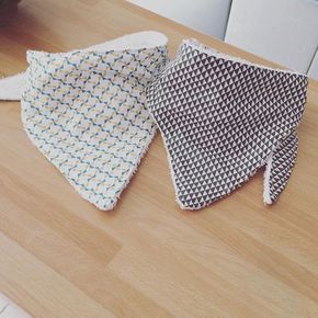 Trop rapides à faire... deux bavoirs bandana pour un bébé qui va avoir du style !! #couture #coutureaddict #sewing #sewinglove #bandana #bavoir #bebe #jecoudspourbebe #couturebebe #couturekids Couture Bb, Knitting Group, Kid Styles, Baby Couture, Kids Couture, Creation Couture, Bandana Bib, Couture Sewing, Diy Couture