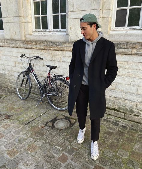 Emiliano Medina en Instagram: “-3ºC” Cap Outfit Men, Grey Coat Outfit, Outfit Informal, Hoodie Outfit Men, Men Coat, Cap Outfit, Grey Hoodie Men, Outfit Hoodie, Trench Coat Outfit