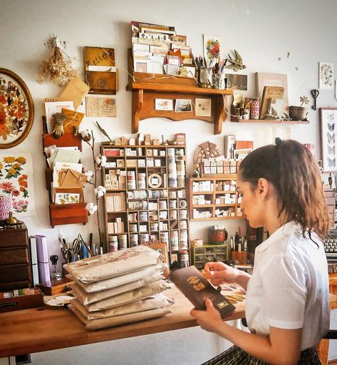 Happy Place.  Happy Desk. Happy Mess. . . Sending out paper love to you all! 😘😘😘 🌹🌹🌹🌹 . . . .  vintagedecor #workspace  #homeoffice… Journaling Desk Aesthetic, Embroidery Desk Work Spaces, Journaling Desk, Dream Art Room, Sewing Desk, Creative Desks, Art Studio Room, Art Studio Design, Style Transformation