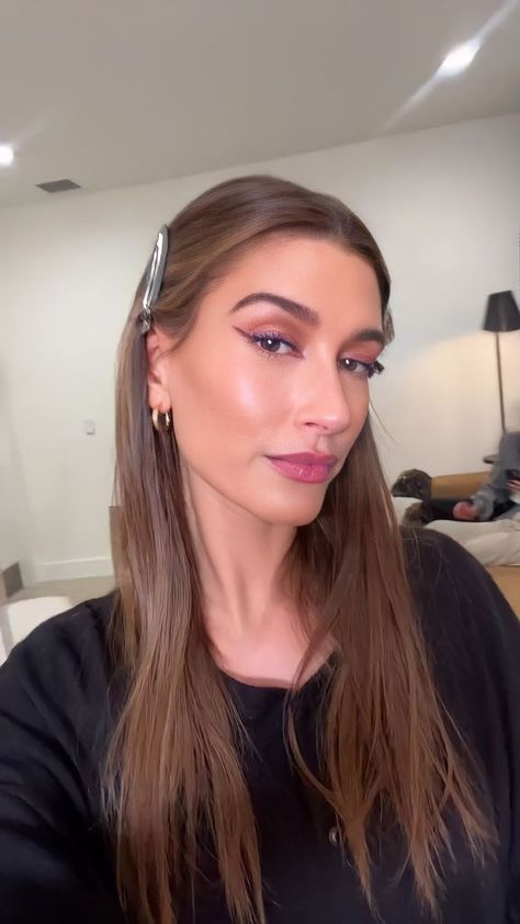 Hailey Bieber Brown Hair, Office Hairstyles, Hailey Baldwin Style, Inspo Hair, Brown Hair Inspo, Smink Inspiration, Hair Up Styles, Beauty Guru, Hailey Baldwin