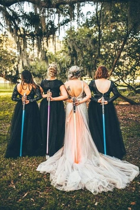 Star Wars Wedding Dress, Star Wars Themed Wedding, Star Wars Wedding Theme, Nerd Wedding, Nerdy Wedding, Star Wars Wedding, Wedding Colours, Artistic Wedding, Cute Wedding Ideas