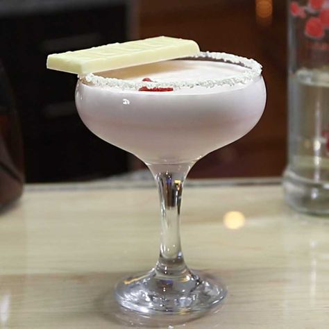 This tasty cocktail combines raspberry vodka, vodka, and white creme de cacao. Similar to White Chocolate Martini. Bartender Hacks, Martini Flavors, Raspberry Martini, White Chocolate Martini, Classic Vodka Cocktails, Christmas Cocktails Easy, White Chocolate Liqueur, Raspberry Vodka, Chocolate Martini