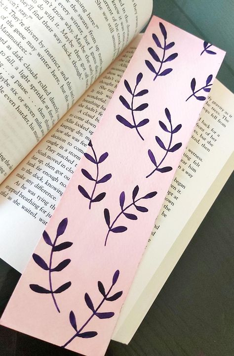 Book Separator Ideas, Homemade Bookmarks, Broken Book, Handmade Bookmarks Diy, Diy Crafts Bookmarks, Beautiful Wallpapers For Iphone, Creative Bookmarks, Bookmark Craft, Labels Printables Free