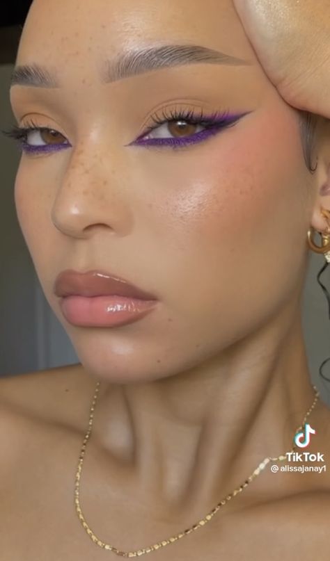 Maddie Euphoria Eye Makeup, Purple Makeup Eyeshadow, Cool Skin Tone Makeup Looks, Subtle Festival Makeup, Simple Color Makeup, Pink Eyeliner Looks Black Women, Purple Waterline Makeup, Purple Makeup Ideas Simple, Purple Liner Makeup