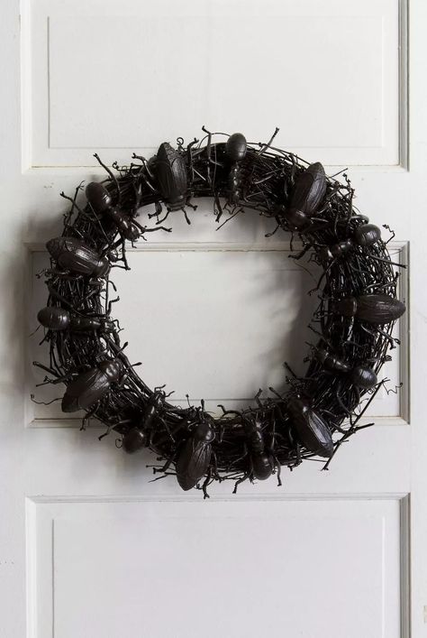 Halloween Front Door Ideas, Pretty Halloween Decorations, Diy Halloween Door Decorations, Halloween Diy Door, Black Halloween Wreath, Monster Wreath, Front Door Ideas, Halloween Front Door Decorations, Halloween Front Door