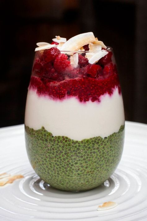 Matcha Chia Pudding with Yoghurt & Raspberry Chia Jam Avocado Sauce Pasta, Quick Vegan Breakfast, High Protein Vegan Breakfast, Matcha Chia Pudding, Creamy Avocado Pasta, Matcha Pudding, How To Make Matcha, Breakfast Inspiration, Plant Based Yogurt