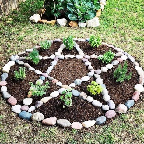 Pentagram Herb Garden, Pentagram Garden Design, Wiccan Garden Ideas Backyards, Pagan Yard Decor, Sun Mapping Your Garden, Witchy Backyard Ideas, Witchy Apothecary Kitchen, Goth Garden Aesthetic, Witchy Garden Ideas