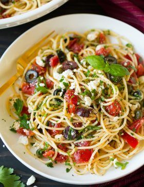 Greek Spaghetti, Greek Recipes Easy, Mediterranean Foods, Greek Dinners, Pastas Recipes, Easy Pasta Dinner, Easy Mediterranean Diet Recipes, Greek Pasta, Spaghetti Recipe