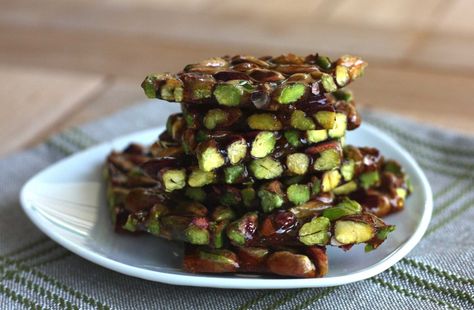 Pistachio Brittle Recipe Pistachio Brittle, Pistachio Recipes, Brittle Recipes, Candy Bark, Organized Chaos, Homemade Candies, Paleo Diet, Candy Recipes, Beautiful Food